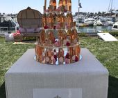 Bodvár Rosé plexiglas torn med flaskor